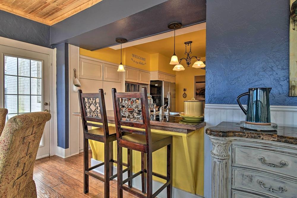 2 Mi to Oaklawn Casino: Home w/ Peaceful Yard!