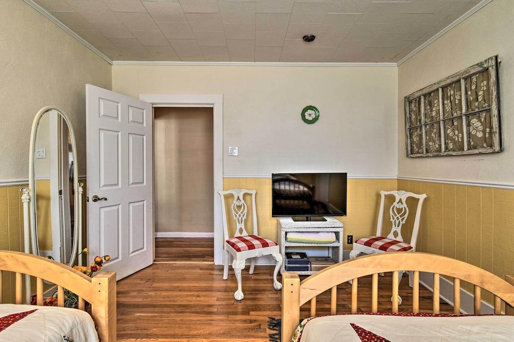 2 Mi to Oaklawn Casino: Home w/ Peaceful Yard!