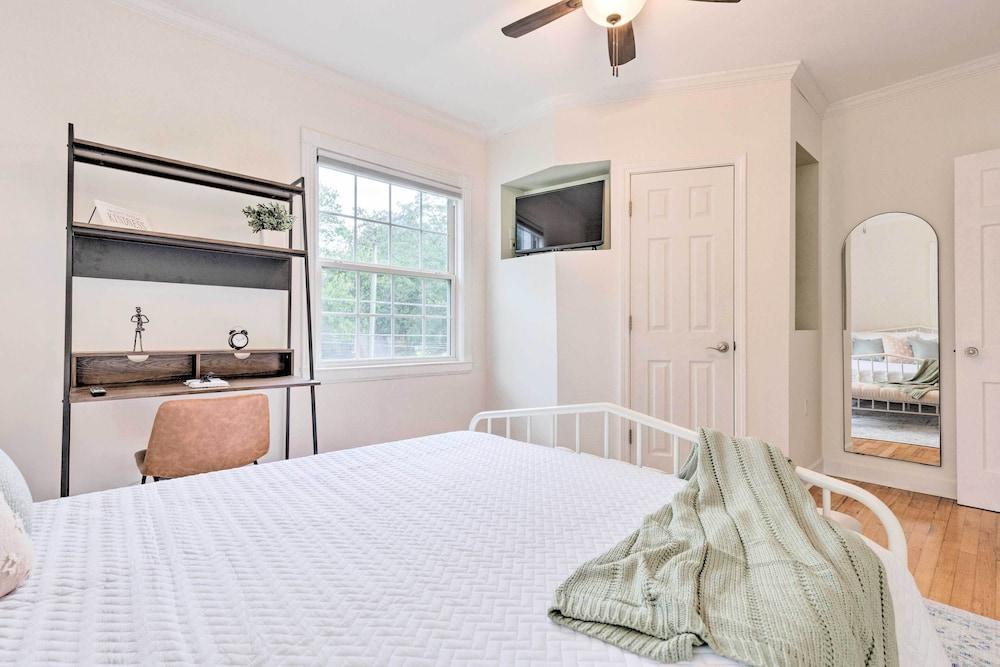 Cozy Mobile Condo w/ Community Outdoor Pool!