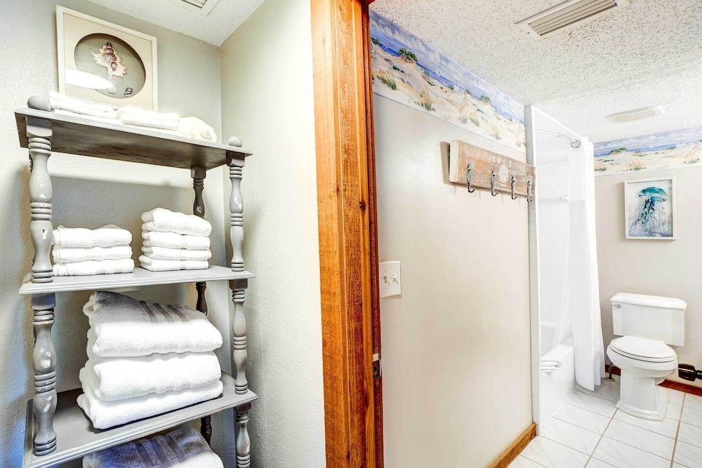 Indian Rocks Beach Cottage, Walk to Beach!