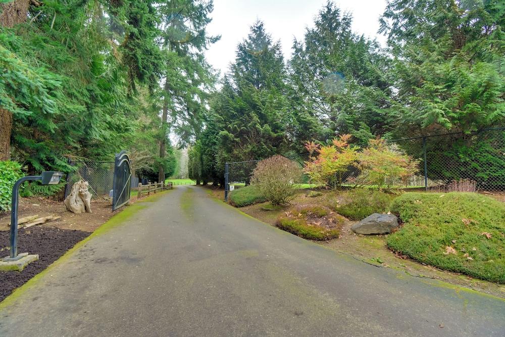 Central 4-acre Cottage w/ Deck: Walk to Bay!