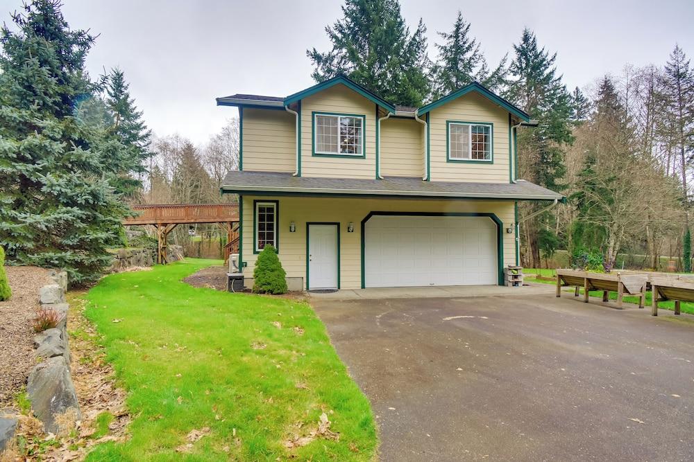 Central 4-acre Cottage w/ Deck: Walk to Bay!