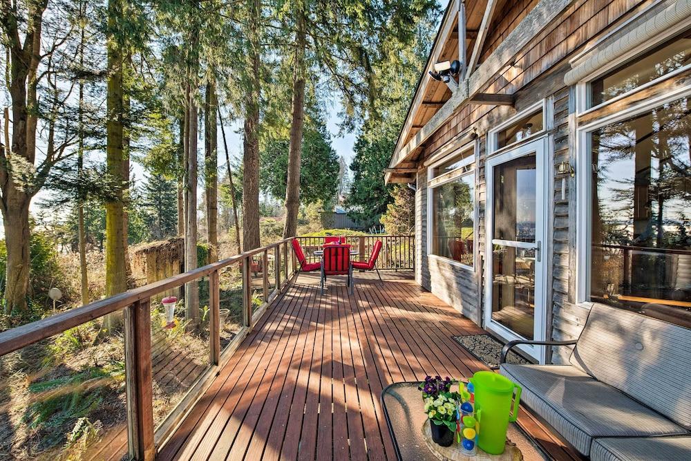 Puget Sound Escape: Private Beach & Oversized Deck