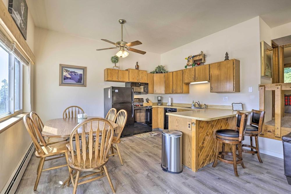 Silverthorne Condo w/ Views ~ 11 Mi to Ski Slopes