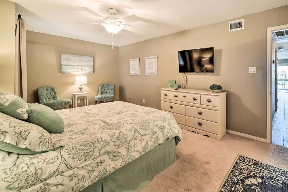 Bright and Breezy Condo, 2 Mi to Whitecap Beach!