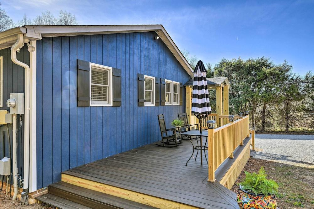 Charming Yadkin Valley Cottage w/ Deck & Yard