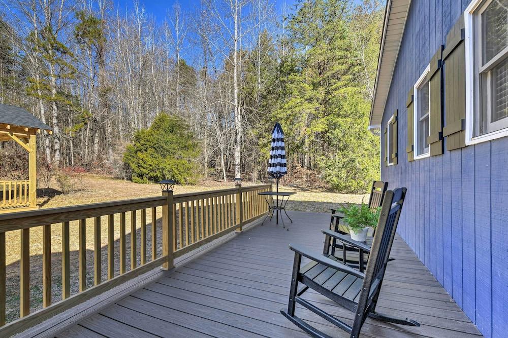 Charming Yadkin Valley Cottage w/ Deck & Yard