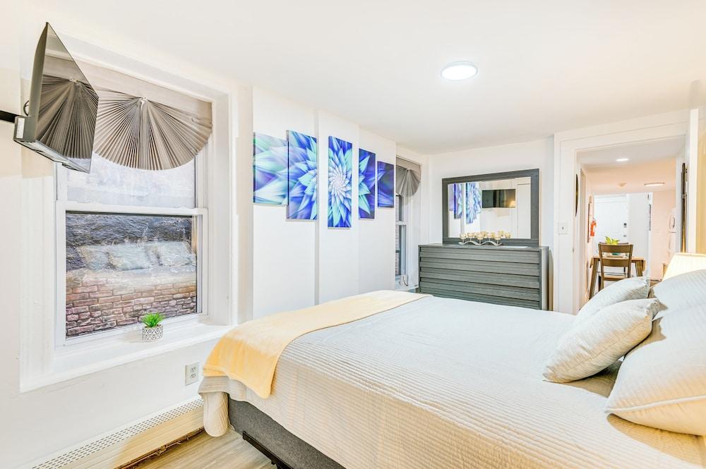 Walk to Downtown Albany: Ten Broeck Triangle Apt!