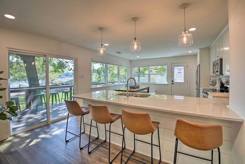 Deck, Fire Pit: Waterfront Lake Hamilton Home