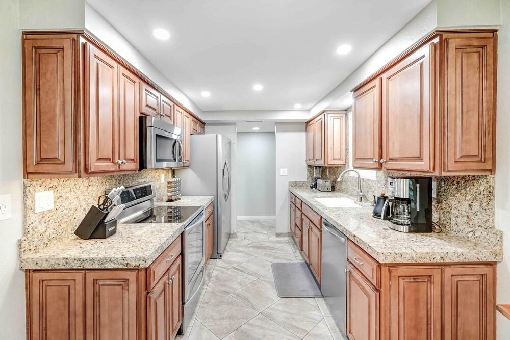 S Palm Desert Condo: Resort Pools & Mtn Views