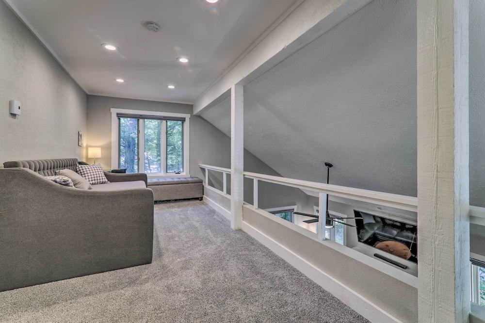 6 Mi to Lake Harmony: Quiet Getaway w/ Deck!