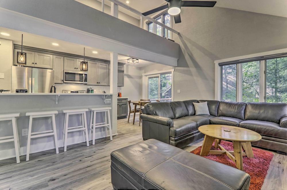 6 Mi to Lake Harmony: Quiet Getaway w/ Deck!