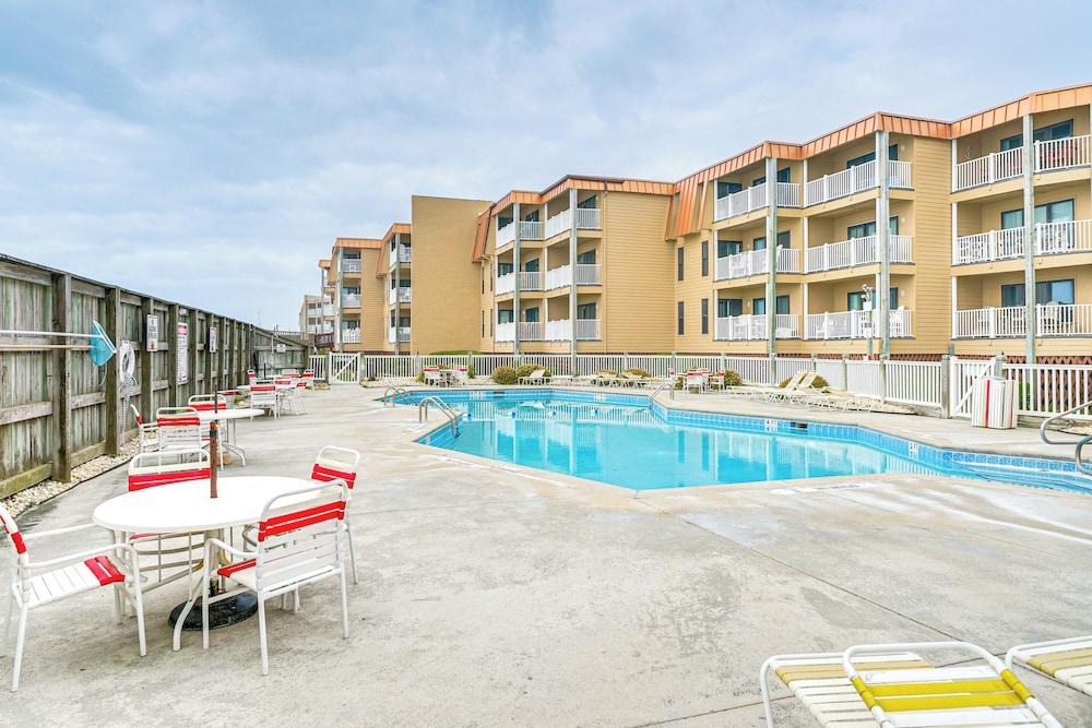Airy Oceanfront Condo: Beach Views & Pool Access!