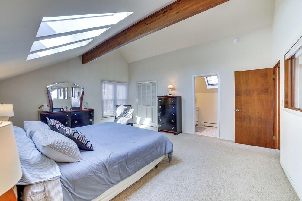 Private Beach & Deck: Spacious Lake Michigan Home