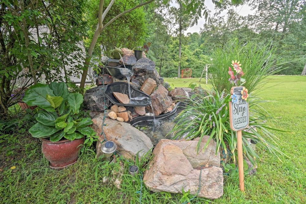 Rustic Chic Home: 1 Mi to Dtwn Hot Springs!