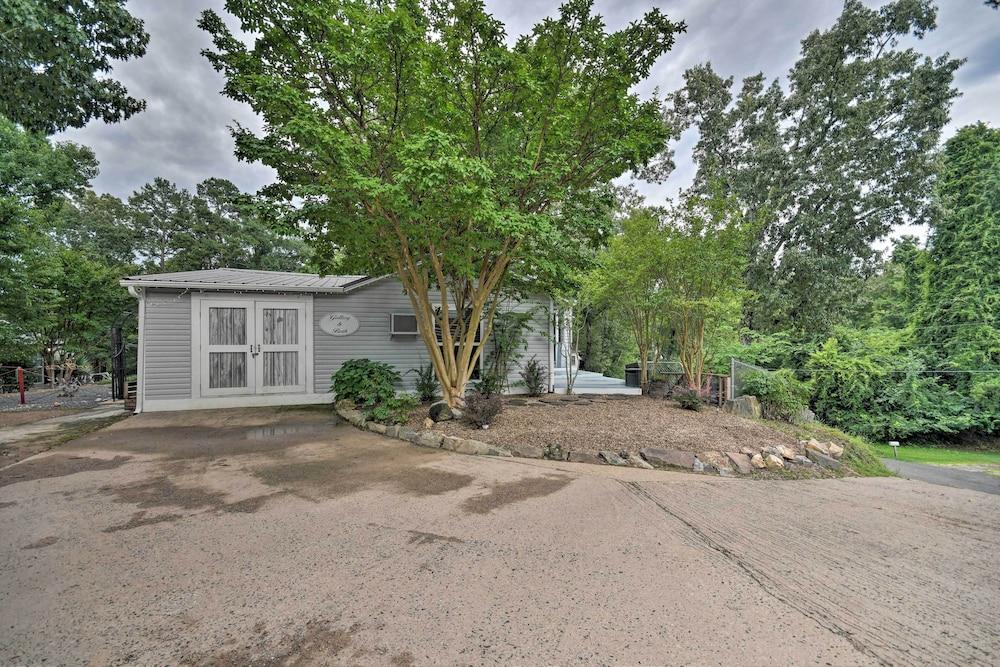 Rustic Chic Home: 1 Mi to Dtwn Hot Springs!