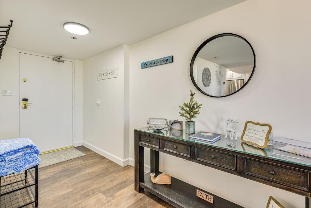 Airy Destin Condo w/ Pool - Walk to Private Beach!