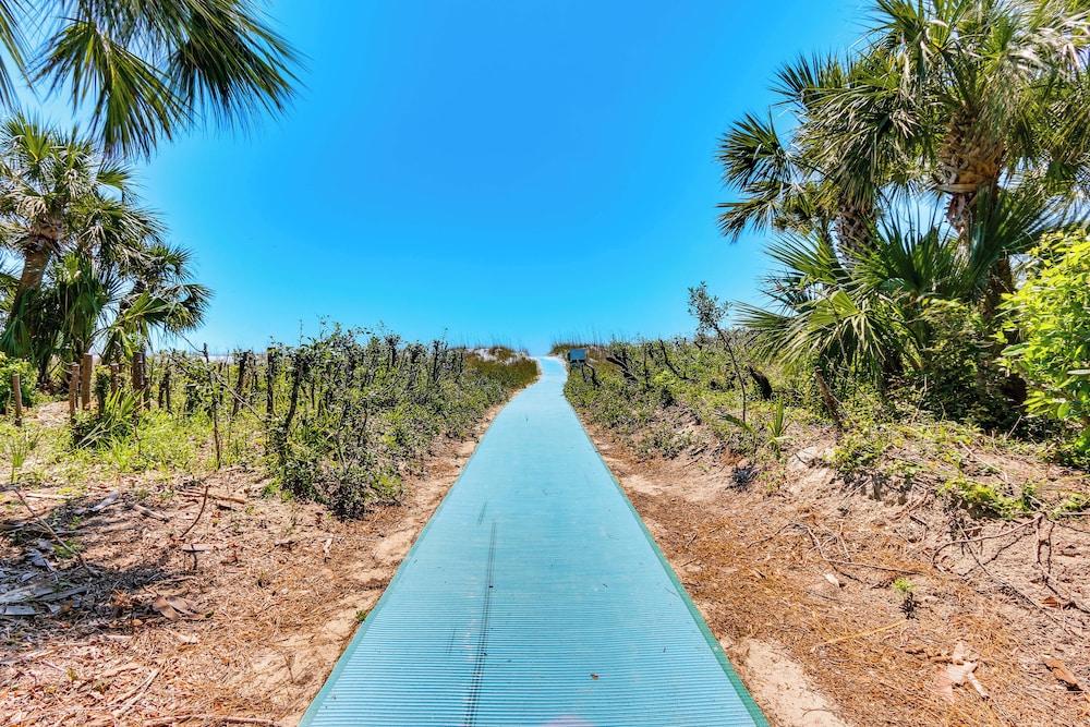 2 Mi to Beach: Hilton Head Condo w/ Pool!