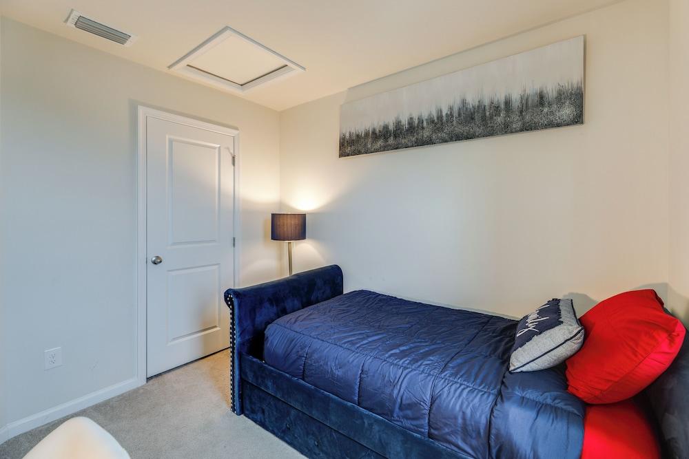 Sunlit Milford Townhome < 2 Mi to Riverwalk!