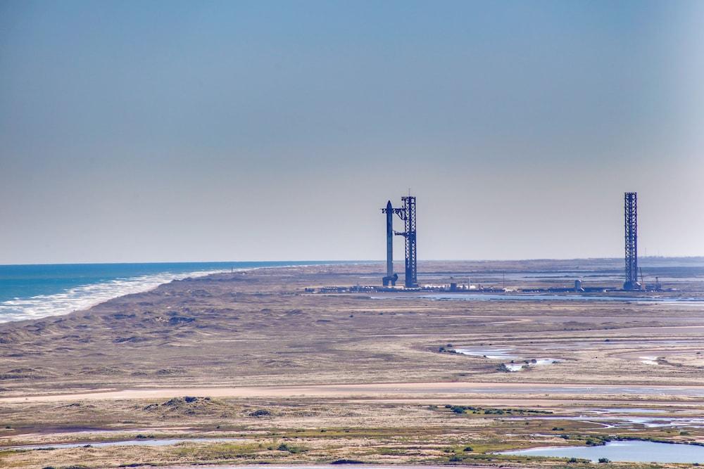 Luxe 28th-floor S Tower Condo: Ocean & Spacex View