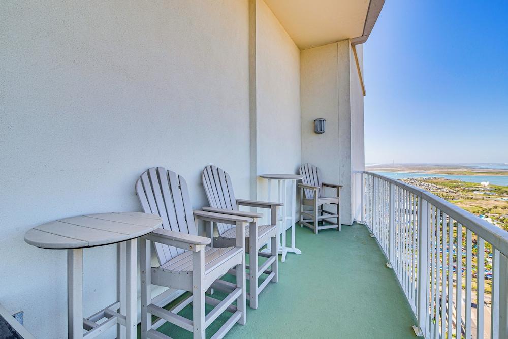 Luxe 28th-floor S Tower Condo: Ocean & Spacex View