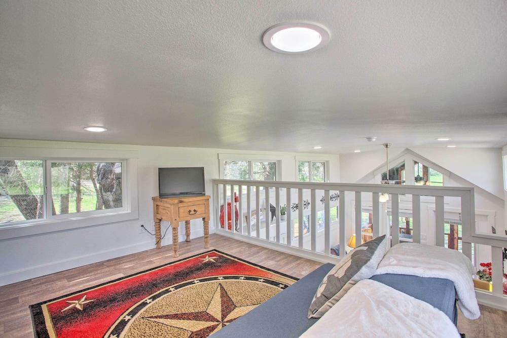 4 Mi to Dtwn Mckinney: Tiny Home w/ Fireplace