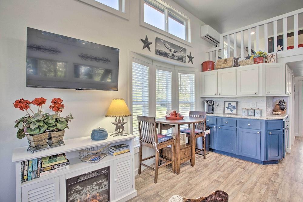 4 Mi to Dtwn Mckinney: Tiny Home w/ Fireplace