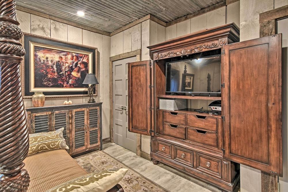 1 Mi to Beech Mtn: Cabin w/ Fire Pit & Bbq!