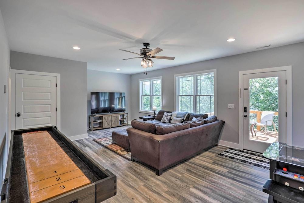 Escape w/ Hot Tub, Mtn Views: 5 Mi to Urban Trail