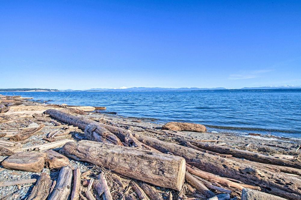 Unique Camano Cabin w/ Mountain + Water Views
