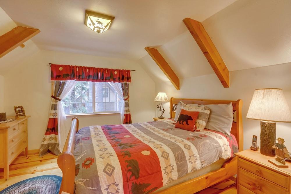 Authentic Log Cabin w/ Hot Tub in South Lake Tahoe