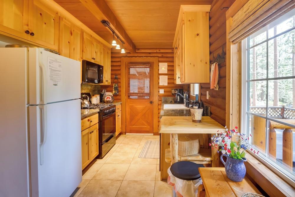 Authentic Log Cabin w/ Hot Tub in South Lake Tahoe