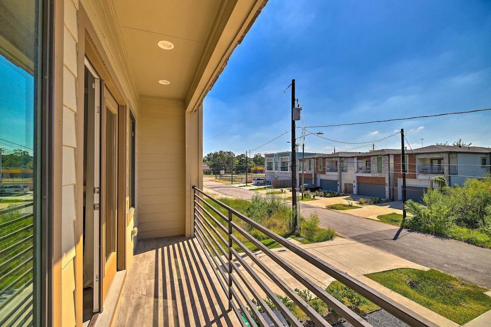 Modern Houston Townhome - 3 Mi to Downtown!
