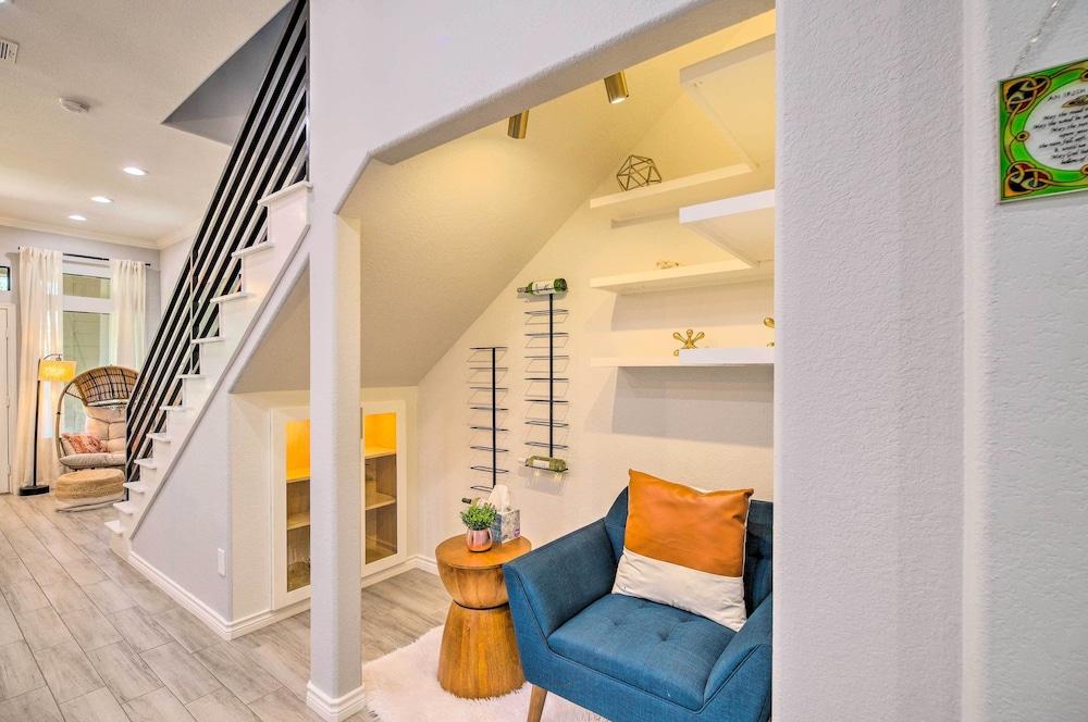 Modern Houston Townhome - 3 Mi to Downtown!