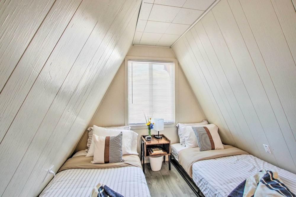 Charming Evanston A-frame: Dog Friendly!