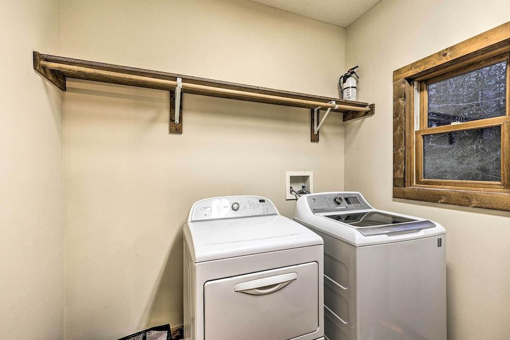 Game Room & Fire Pit: Spacious Elk Park Lodge!