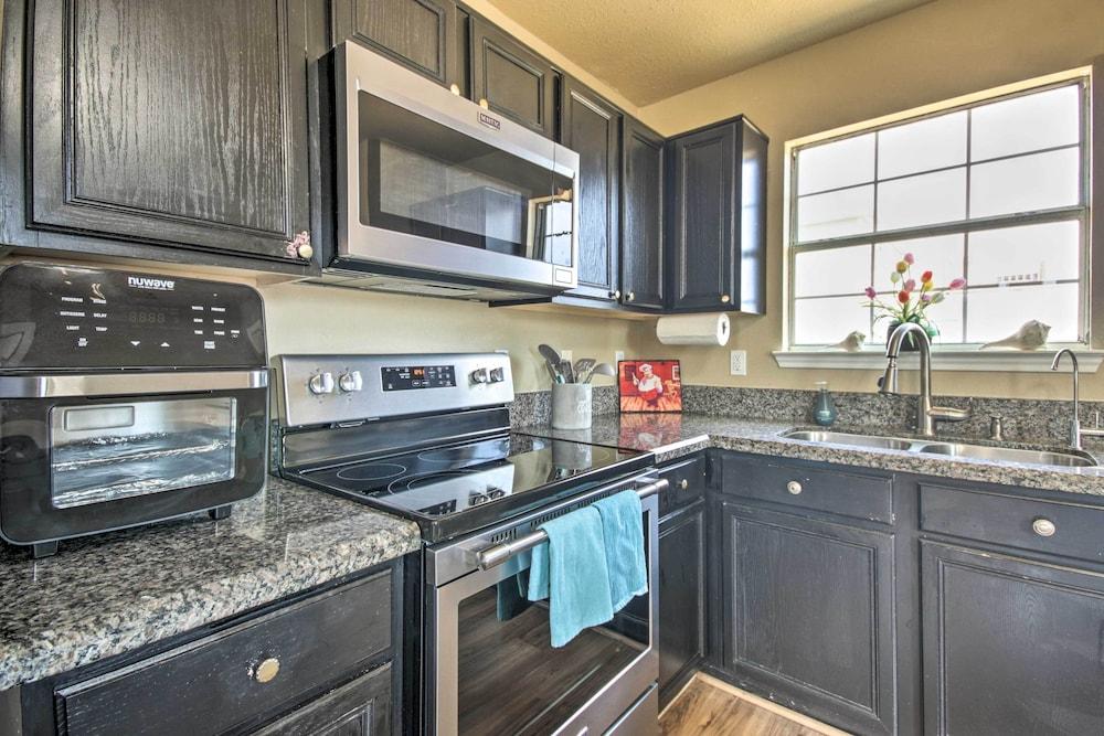 1/2 Mi to Sand: Surfside Beach Retreat!