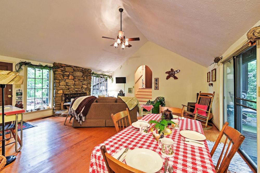 Serene Creekside Cottage Near Mount Pisgah!