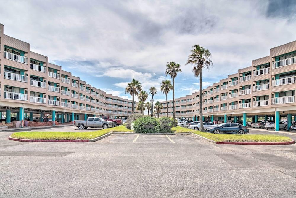 Corpus Christi Condo w/ Community Amenities!