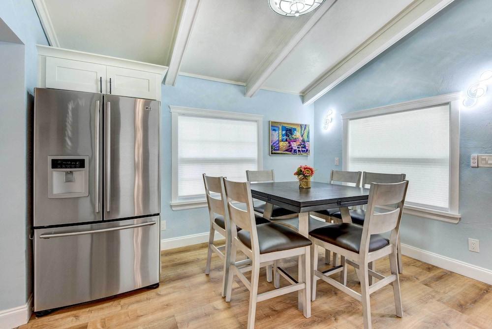 Sarasota Home w/ Screened Porch, Walk To Zoo!