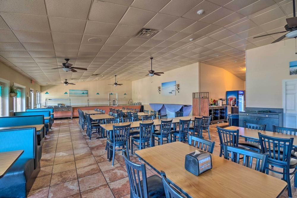 Bright Home: Pool Access & Screened-in Porch!