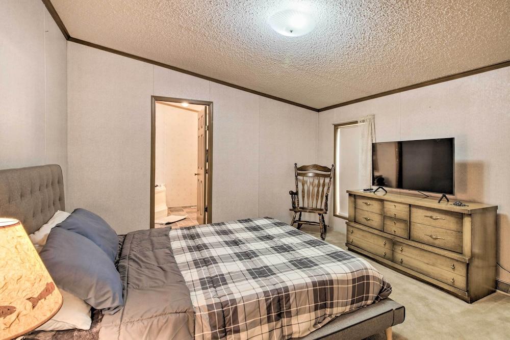 Quaint Pequot Home < 1 Mi From Lake Access!