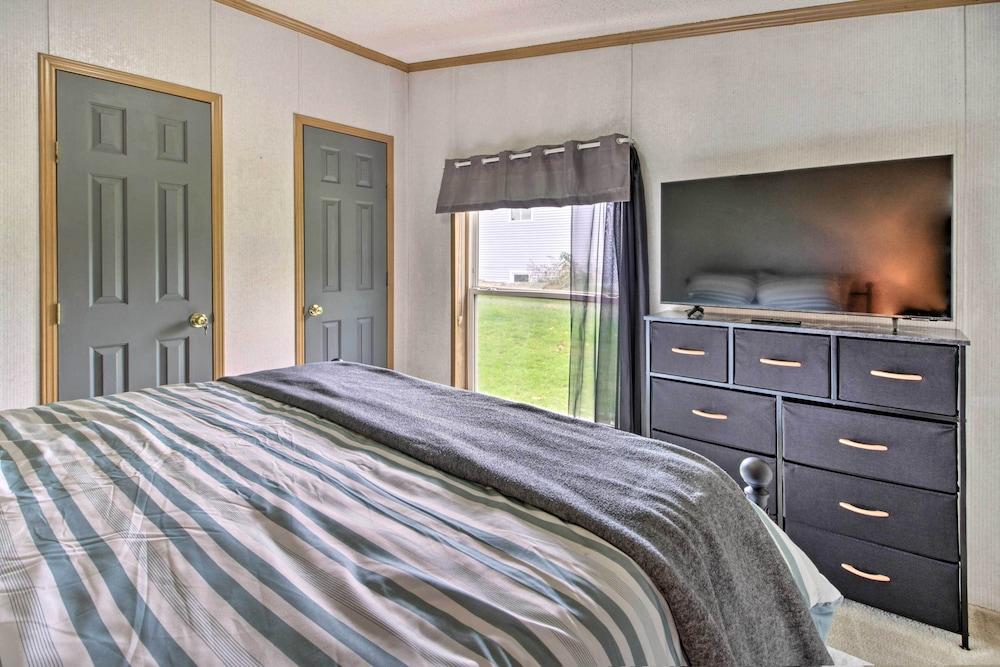 Quaint Pequot Home < 1 Mi From Lake Access!