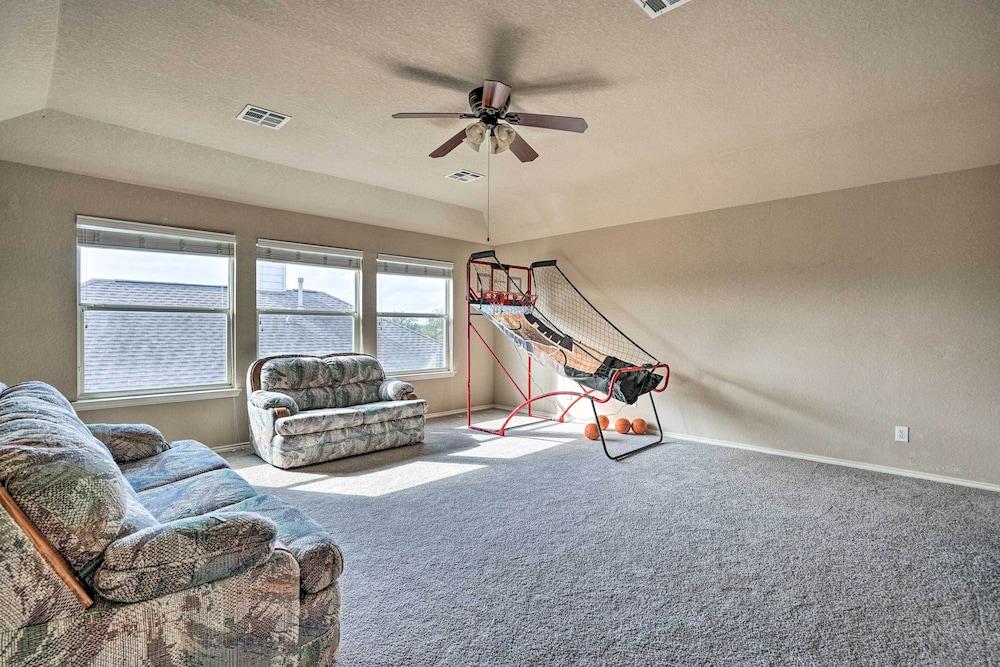 San Antonio Retreat w/ Fireplace + Pool Access!