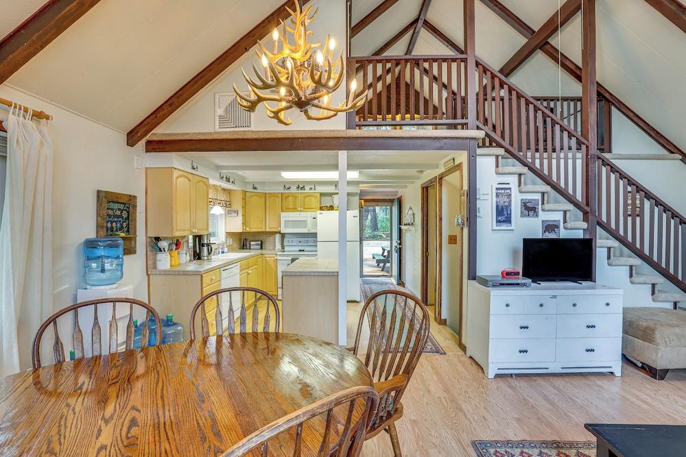 Hillside Hideaway: Warm & Cozy Terrace Lakes Cabin