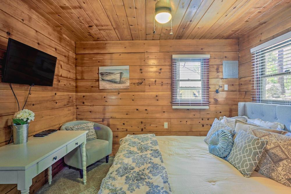 Half-mi to Shaver Lake: Cabin w/ Wraparound Deck