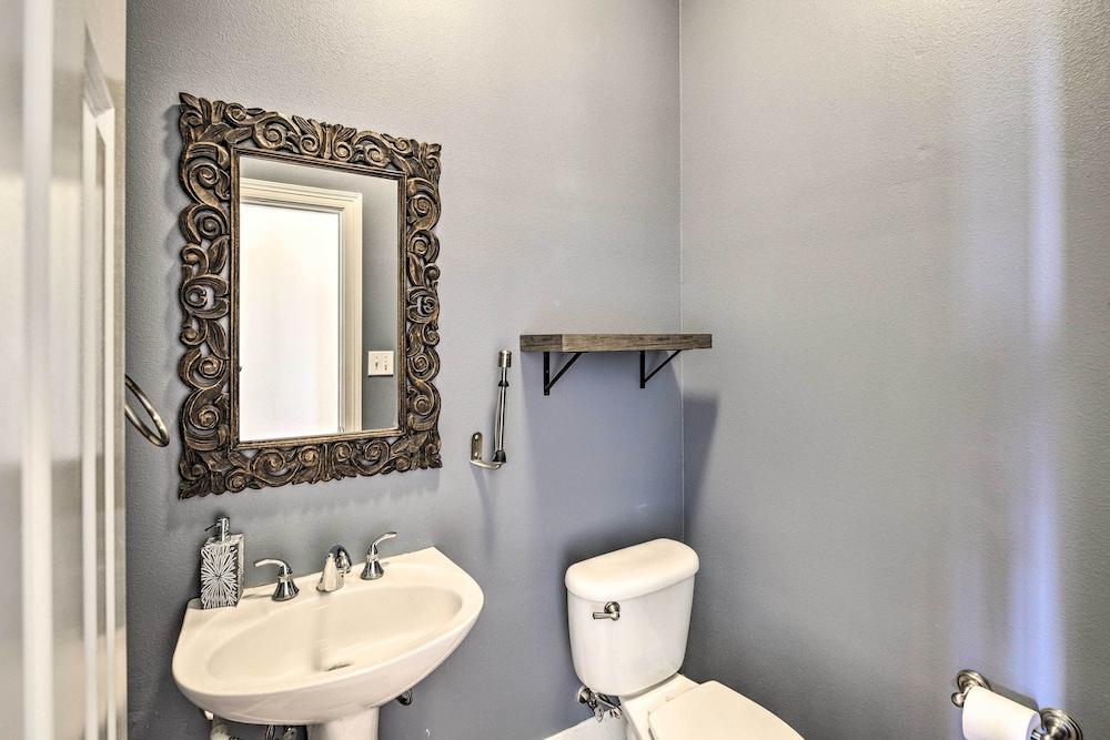 Pet-friendly Houston Home - 3 Mi to NRG Stadium!