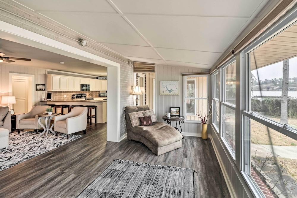 Kayaks, Dock: Waterfront Escape on Lake Hamilton!