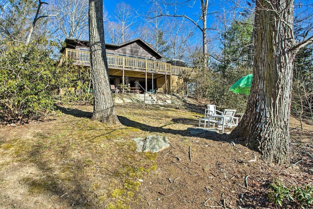 Dog-friendly Hendersonville Cabin: Deck & Views