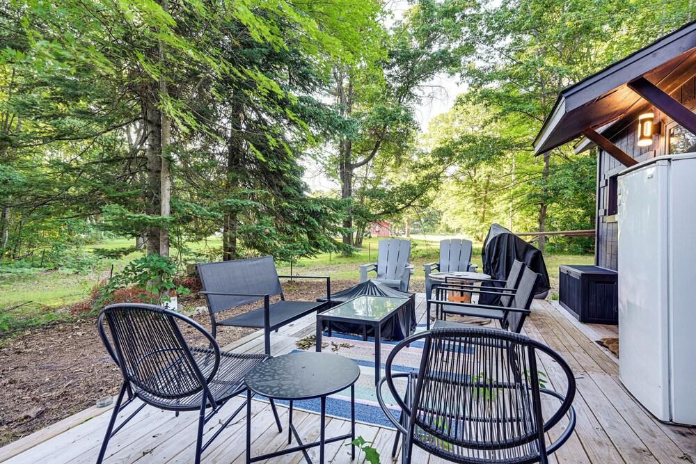 Bright Gladwin Cottage w/ Deck & Kayaks!